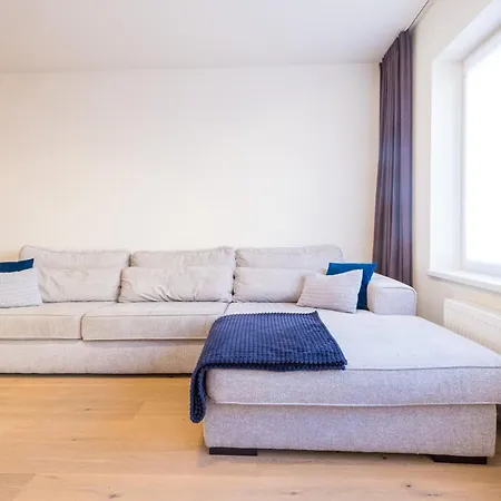 Renovated 2-bedroom In Apartment *