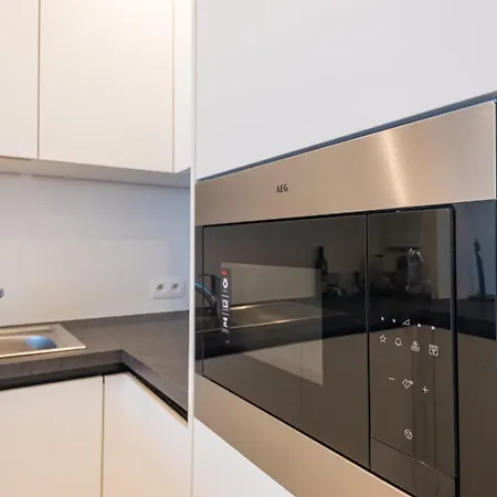 Renovated 2-bedroom In Apartment *